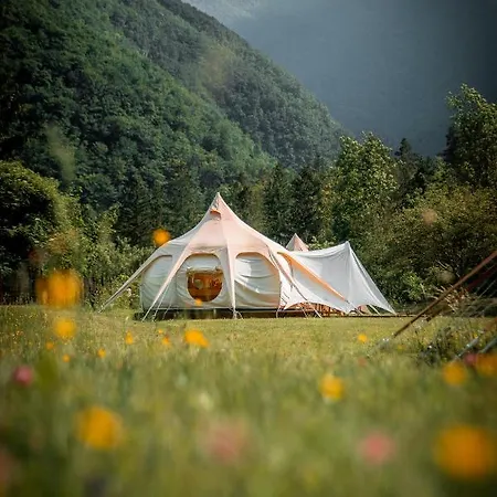 Glamping Gozdna Jasa ボヴェツ