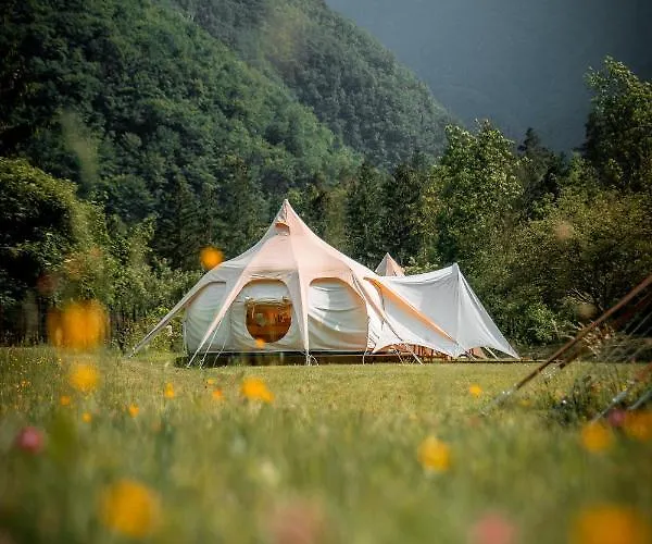 Glamping Gozdna Jasa 보베츠