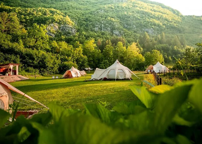 Glamping Gozdna Jasa * 보베츠